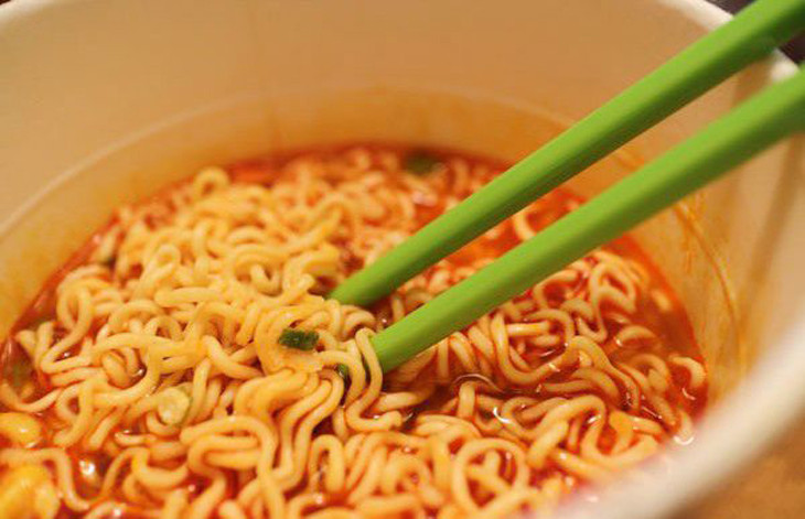 Ăn mì gói có bị ung thư? Nhiều người lo ngại trong mì ăn liền có hóa chất, chất bảo quản độc hại, mì sử dụng dầu chiên đi chiên lại nhiều lần là nguyên nhân gây ung thư. Ảnh minh họa. 