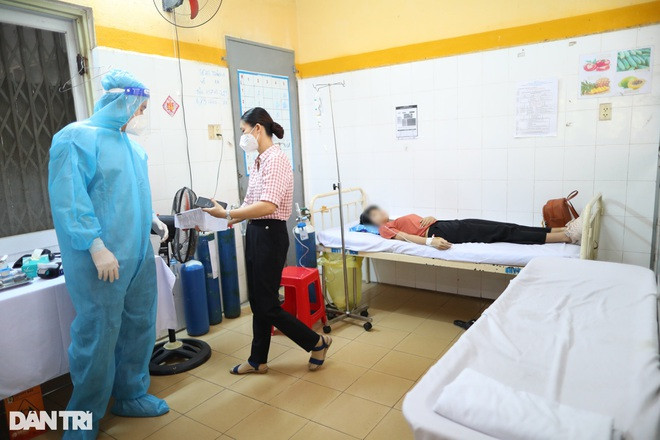 Mot hoc sinh ngat sau tiem vaccine COVID-19 o TPHCM: Can luu y gi?