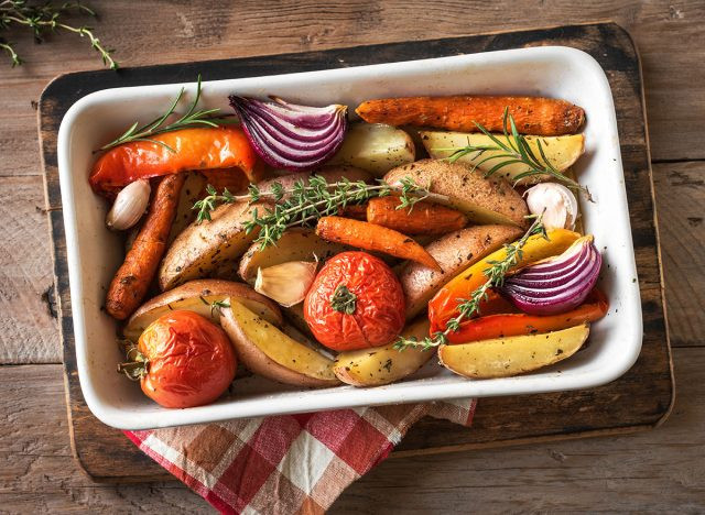 “Chất xơ giúp bạn no lâu hơn đồng thời giảm cảm giác thèm ăn, vì vậy, hãy thử kết hợp các loại thực phẩm giàu chất xơ như trái cây, rau, ngũ cốc nguyên hạt và các loại đậu vào chế độ ăn hàng ngày của bạn”, Kim nói. Ảnh: Shutterstock.