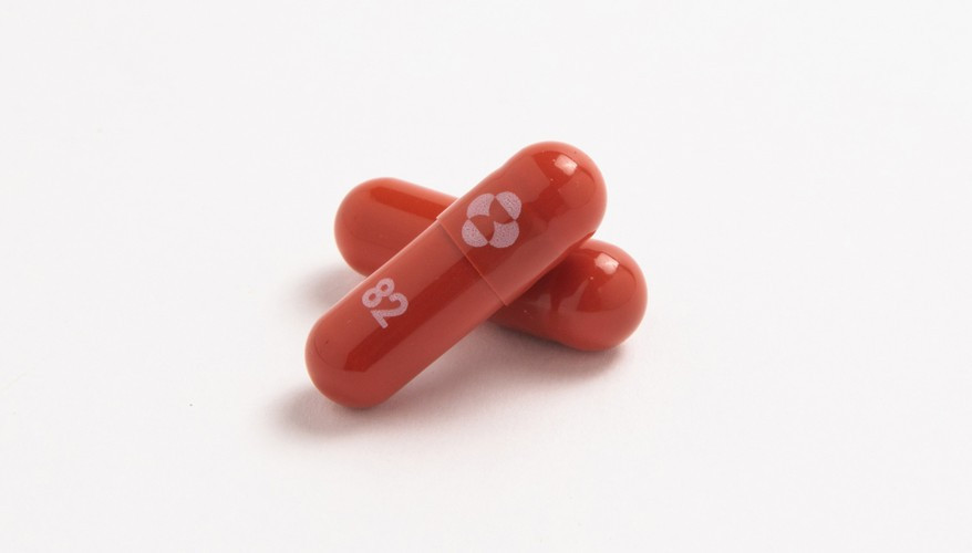 Cơ chế kháng virus của Molnupiravir là nhắm vào các polymerase, một loại enzyme cần thiết để virus tạo ra các bản sao của chính nó, qua đó ngăn nCoV nhân lên trong tế bào người. Ảnh: CNBC.