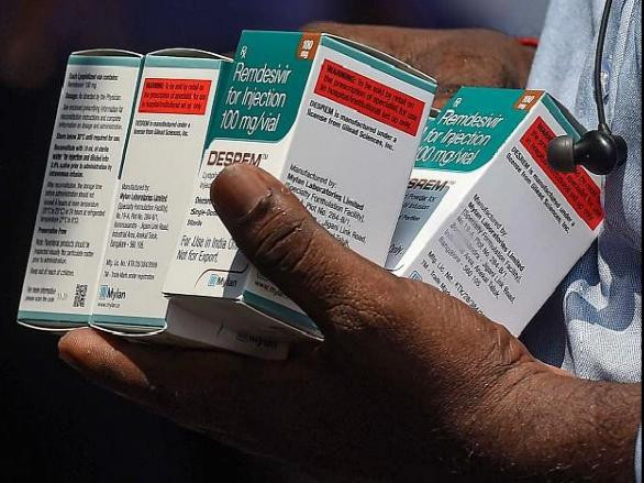 Thuốc Remdesivir chỉ định đối với bệnh nhân nội trú khởi phát bệnh chưa quá 10 ngày có suy hô hấp phải thở oxy, thở oxy lưu lượng dòng cao (HFNC), hoặc thở máy không xâm nhập; nên phối hợp với corticoid (ưu tiên dexamethason). Ưu tiên sử dụng thuốc cho nhóm nguy cơ cao gồm người bệnh trên 65 tuổi, người có bệnh nền, người bệnh béo phì (BMI > 25). Ảnh: SK&amp;ĐS.