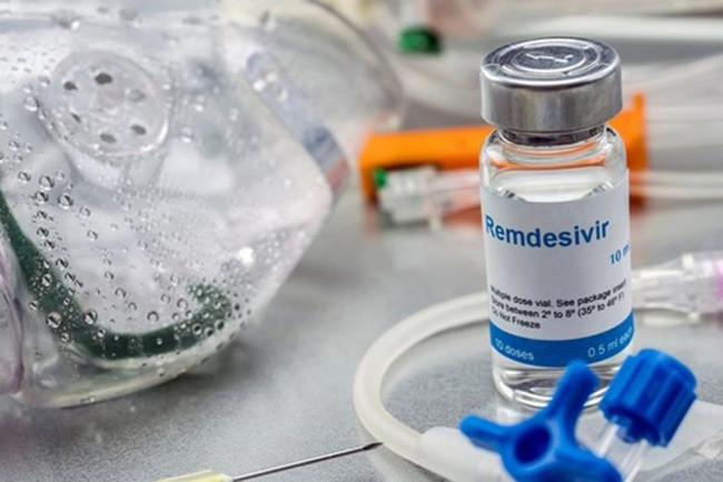 Thuốc Remdesivir do Công ty dược phẩm sinh học Gilead Sciences sản xuất, được Cơ quan Quản lý Thực phẩm và Dược phẩm Hoa Kỳ (FDA) phê duyệt khẩn cấp tháng 10/2020 để điều trị bệnh nhân COVID-19. Ảnh: VOV.