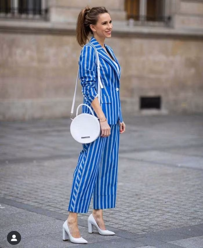 Trong set đồ vest kẻ sọc tông xanh trắng, nữ blogger khoe vóc dáng gọn gàng và phần nhìn thu hút. 2 màu sắc xanh-trắng kết hợp với nhau tạo ra tổng thể khá hài hòa và tăng hiệu ứng thị giác giúp người mặc bắt mắt hơn.