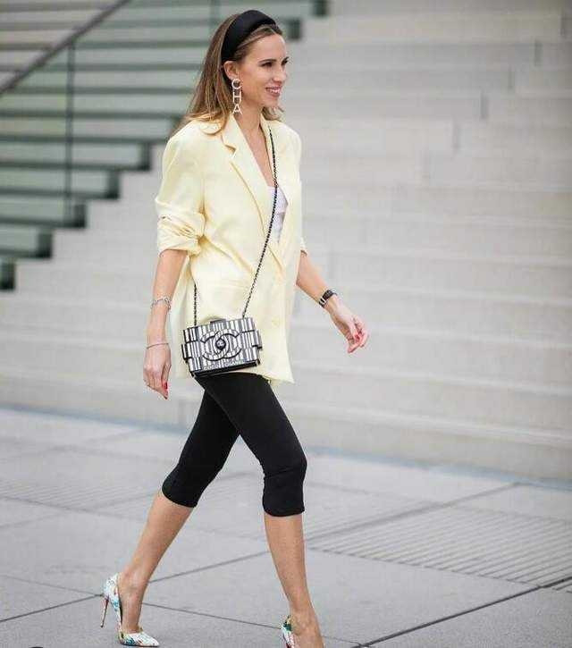 Blazer cùng quần legging trơn dài quá đầu gối cùng giày cao gót là combo hoàn hảo để bạn dạo phố ngày thu. Bạn có thể làm mới vẻ ngoài với hoa tai chữ nổi bật cùng túi hàng hiệu.