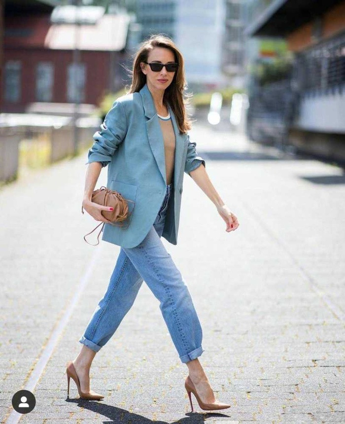 Vẫn là blazer nhưng lần này blogger kết hợp với quần jeans ống đứng, cluch cầm tay và giày cao gót. Cô chọn phụ kiện tông màu nude, nhất là giày giúp kéo dài đôi chân, trở nên nuột nà hơn.
