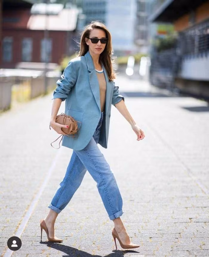 Vẫn là blazer nhưng lần này blogger kết hợp với quần jeans ống đứng, cluch cầm tay và giày cao gót. Cô chọn phụ kiện tông màu nude, nhất là giày giúp kéo dài đôi chân, trở nên nuột nà hơn.