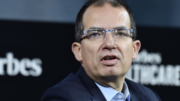 "Hôm nay, chúng tôi công bố bước đầu tiên trong chương trình vaccine hô hấp mới. Chúng tôi đang phát triển một loại vắc xin kết hợp giữa liều tiêm COVID-19 nhắc lại và vắc xin ngừa bệnh cúm. Chúng tôi tin có rất nhiều cơ hội lớn ở phía trước nếu công ty có thể đưa ra thị trường một liều tiêm tăng cường hàng năm, có hiệu quả cao chống lại các loại bệnh đường hô hấp", Giám đốc điều hành của Moderna, ông Stéphane Bancel (ảnh), phát biểu. Ảnh: Reuters.