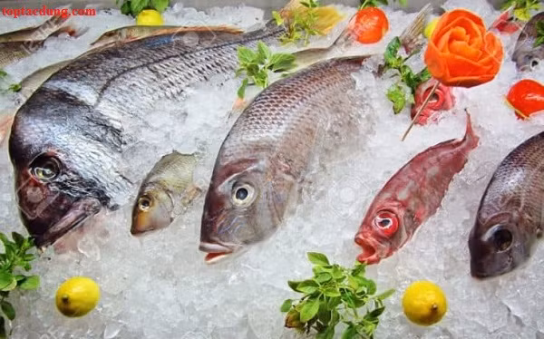 1. Cá để đông lạnh quá lâu: Khi đi chợ, nếu bạn thấy cá đã để đông quá lâu, dấu hiệu là thịt cá trắng xóa, cứng như đá thì không nên mua về ăn vì chúng không còn tươi ngon, thịt bị bở, lúc này dinh dưỡng cũng không còn nhiều.