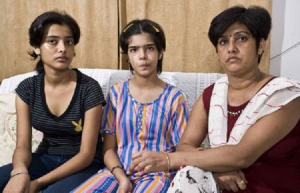 Twinkle không những bị chảy máu ở mắt mà còn ở cả mũi, chân tóc, cổ và cả lòng bàn chân. Tuy nhiên, hiện tượng kỳ lạ này không làm cho Twinkle cảm thấy đau đớn. Ảnh: Daily Mail.