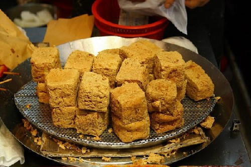 3. Đậu phụ thối: Bạn có thể ngửi thấy món ăn bốc mùi này từ xa nếu đến những nơi bán chúng. Có nhiều biến thể của đậu phụ thối ở các chợ Malaysia. Bạn hoàn toàn được lựa chọn mùi vị ưa thích, có thể ăn kèm súp nóng hoặc trộn thêm nhiều gia vị khác nhau.