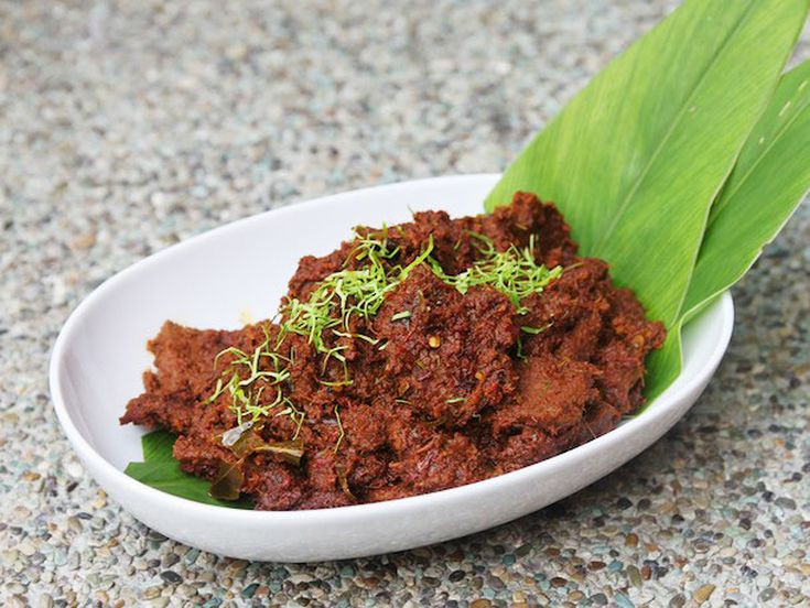 5. Thịt nhím: Rendang (thịt nhím) là một món ăn phổ biến ở Malaysia. Theo như một số người ăn thử, họ nhận định rằng, mùi vị thịt cũng khá thơm ngon và có kết cấu giống như bắp bò. Món ăn này được chế biến bằng cách xào qua sau đó chan với nước cốt dừa, thêm vào một ít me và sả.