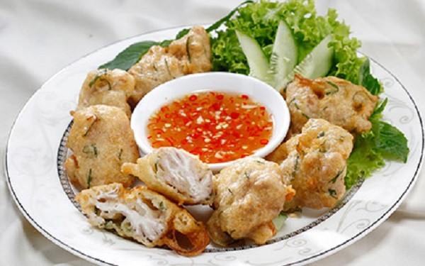 4. Óc heo chiên giòn: Nếu bạn thích ăn thịt viên hoặc bánh mì thịt thì món ăn này cũng có hương vị tương tự như thế. Trước khi chiên giòn, óc heo được trộn với muối, tiêu, rau thơm cùng các loại gia vị truyền thống. Sau đó, món ăn được chiên ngập dầu để vàng đều và có cảm giác giòn tan.