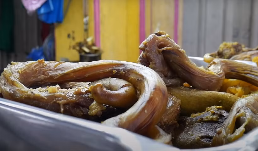 1. Súp dương vật bò: Đây là món ăn phổ biến trên đường phố Malaysia, được nhiều người truyền tai nhau rằng, giúp tăng cường khả năng tình dục của nam giới. Họ chế biến món ăn kỳ lạ này với nhiều loại thảo mộc và có giá thành khá cao.