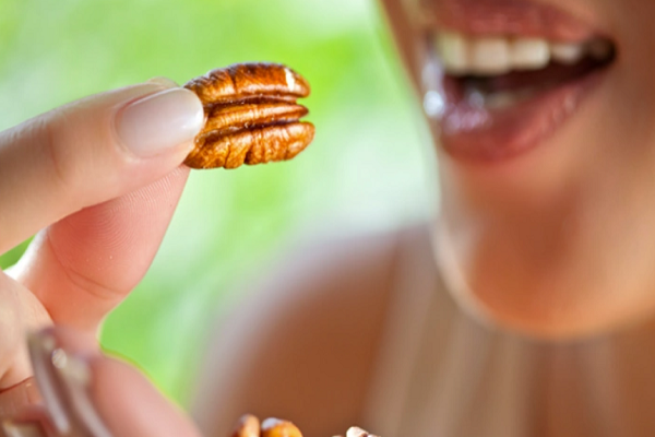 Nghiên cứu từ Tạp chí Dinh dưỡng, Sức khỏe và Lão hóa cũng kết luận về mối liên hệ giữa việc ăn hạt hồ đào và khả năng nhận thức về tinh thần tốt hơn. Ảnh: FF.