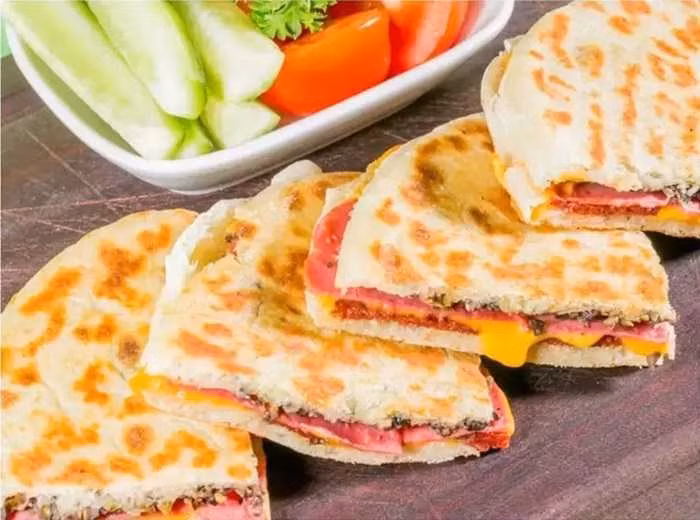 Bánh sandwich De Miga: Ở Argentina, bánh sandwich de Miga là một món ăn sinh nhật truyền thống. Bánh sandwich de Miga là một loại bánh mì mỏng, không vỏ, kẹp nhân thịt, trứng, pho mát, cà chua, ớt xanh, cá ngừ, rau diếp và bơ.