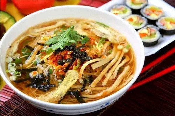 Canh rong biển: Canh rong biển là một phần tinh túy của văn hóa ẩm thực Hàn Quốc. Món canh này được chế biến vào ngày sinh nhật. Canh rong biển không ngọt, nhưng giàu chất dinh dưỡng và hương vị thơm ngon, hấp dẫn. Người ta tin rằng ăn uống lành mạnh vào ngày này sẽ mang lại một tương lai hạnh phúc và khỏe mạnh.