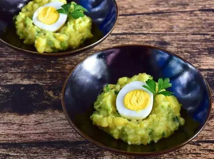 Oto: Bữa sáng trên giường là mong muốn của mọi người, nhưng người Ghana tổ chức sinh nhật bằng cách ăn món Oto vào bữa sáng. Oto được làm bằng khoai lang tươi địa phương với hỗn hợp gia vị và gia vị như hành, muối và tôm bột, ăn kèm cúng trứng luộc.