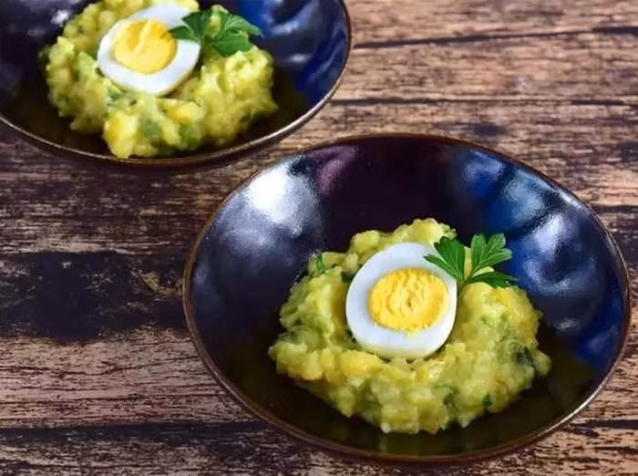 Oto: Bữa sáng trên giường là mong muốn của mọi người, nhưng người Ghana tổ chức sinh nhật bằng cách ăn món Oto vào bữa sáng. Oto được làm bằng khoai lang tươi địa phương với hỗn hợp gia vị và gia vị như hành, muối và tôm bột, ăn kèm cúng trứng luộc.