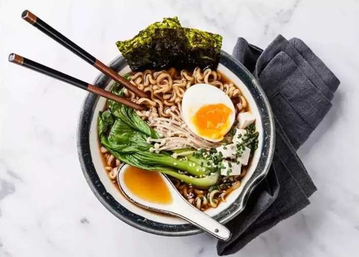 Mì trường thọ: Theo văn hóa ẩm thực Trung Quốc, mọi người sẽ ăn mì trường thọ vào ngày sinh nhật. Mì trường thọ được làm từ bột mì, trứng, xì dầu, rau và các loại gia vị phương Đông. Món mì này là biểu tượng của cuộc sống lâu dài và mang lại một tương lai thịnh vượng.