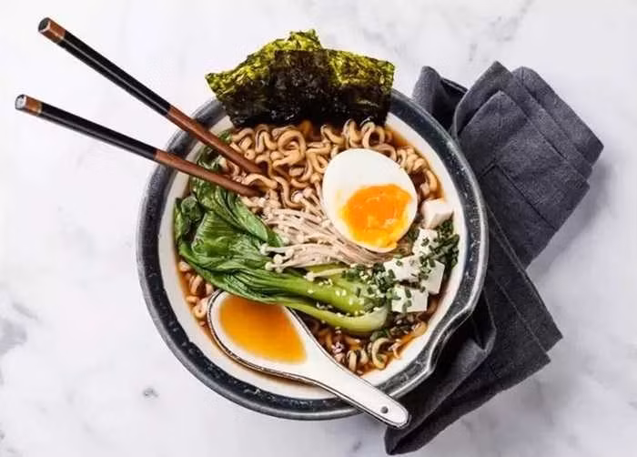 Mì trường thọ: Theo văn hóa ẩm thực Trung Quốc, mọi người sẽ ăn mì trường thọ vào ngày sinh nhật. Mì trường thọ được làm từ bột mì, trứng, xì dầu, rau và các loại gia vị phương Đông. Món mì này là biểu tượng của cuộc sống lâu dài và mang lại một tương lai thịnh vượng.