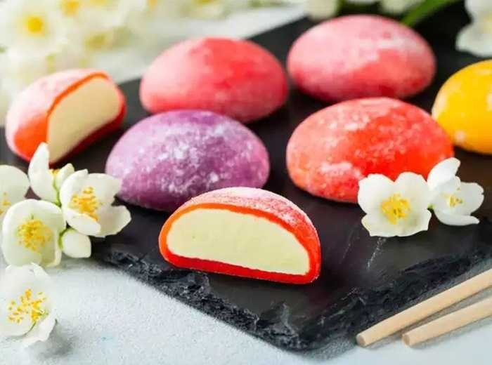 Bánh Mochi ngọt: Nhật Bản nổi tiếng với chế độ ăn uống lành mạnh và truyền thống sinh nhật của họ cũng vậy! Ở Nhật Bản, họ làm những chiếc bánh Mochi ngọt có kích thước nhỏ để chúc mừng sinh nhật hơn là ăn một chiếc bánh lớn. Bánh Mochi ngọt này được làm bằng gạo ngọt, bột đậu nành và nhân đậu đỏ.
