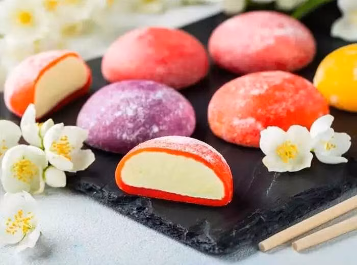 Bánh Mochi ngọt: Nhật Bản nổi tiếng với chế độ ăn uống lành mạnh và truyền thống sinh nhật của họ cũng vậy! Ở Nhật Bản, họ làm những chiếc bánh Mochi ngọt có kích thước nhỏ để chúc mừng sinh nhật hơn là ăn một chiếc bánh lớn. Bánh Mochi ngọt này được làm bằng gạo ngọt, bột đậu nành và nhân đậu đỏ.