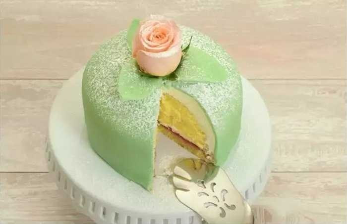 Bánh công chúa: Bánh công chúa là món ăn sinh nhật truyền thống của Thụy Điển. Chiếc bánh bông lan mềm, có mứt trái cây, kem tươi và phủ một lớp hạnh nhân trên cùng tạo nên món bánh thơm ngon.