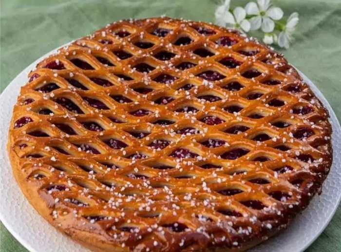 Vlaai: Ở Hà Lan, truyền thống sinh nhật là sự chia sẻ và quan tâm! Vì vậy, họ chuẩn bị một chiếc bánh khổng lồ được gọi là Vlaai, giống như một chiếc bánh tart khổng lồ được làm từ nhiều loại nhân như quả mọng, mận và mơ. Món bánh ngọt khổng lồ này có đường kính khoảng 26-31 cm.