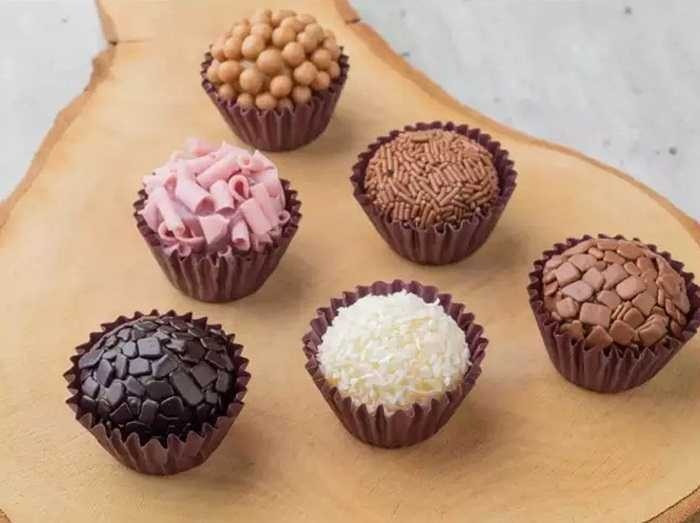 Brigadeiro: Brigadeiro là bánh sinh nhật truyền thống của Brazil. Món bánh ngọt hấp dẫn này được chế biến từ sữa đặc, bơ, sô cô la và được phủ bằng các loại hạt đầy màu sắc.