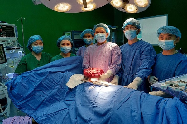 Lay khoi u nang hon 3 kg ra khoi long nguc chang trai tre