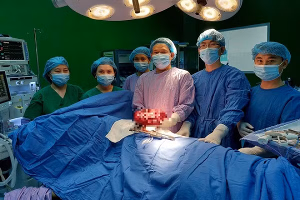 Lay khoi u nang hon 3 kg ra khoi long nguc chang trai tre