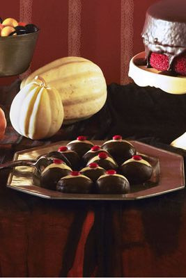 Nhãn cầu sô cô la – nhìn bên ngoài đáng sợ vậy, bạn có dám thử? Ảnh: Delish.