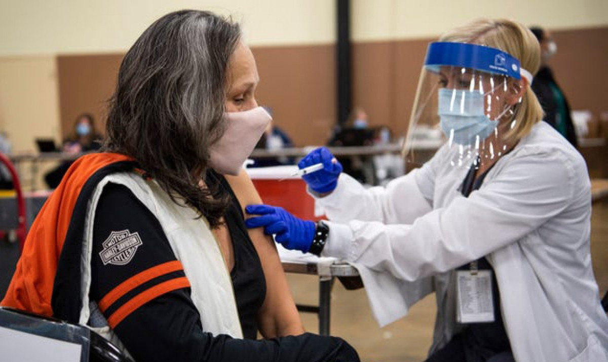 Tại Mỹ, AY.4.2 đã được phát hiện ở 5 tiểu bang bao gồm Washington, Oregon, California, North Carolina và Washington, D.C với tổng cộng 7 ca được ghi nhận. Ảnh: Người dân được tiêm vắc xin ngừa COVID-19 tại Mỹ. Ảnh: Getty.