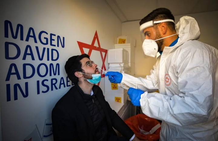 Hiện, Bộ Y tế Israel đang tiến hành điều tra dịch tễ học và theo dõi tất cả các biến thể của SARS-CoV-2 đã xuất hiện tại nước này cũng như cẩn trọng khống chế sự lây lan của các biến thể. Ảnh: ITV News.