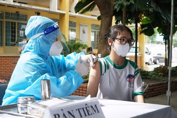 Huong dan tiem vaccine COVID-19 cho tre: Ai du dieu kien, ai phai hoan?