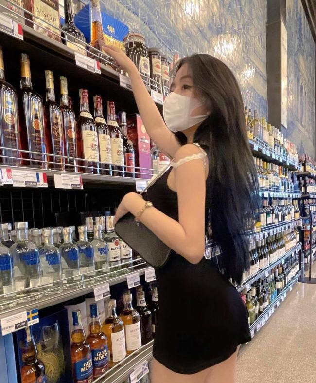 Cô gái mặc đồ quá ngắn, tạo dáng phản cảm khiến người nhìn ngao ngán.