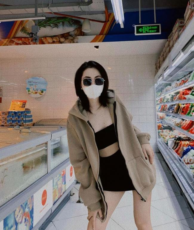 Những chiếc áo khoác ngoài trở thành món đồ bảo vệ cần thiết khi bạn mặc áo cộc, quần ngắn nơi đông người.