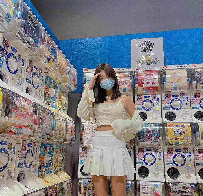 Không chỉ ở siêu thị mà nhiều nơi khác như phố đi bộ, quán ăn hay quán cà phê... đều trở thành sàn diễn thời trang bất đắc dĩ của nhiều cô gái trẻ. Ranh giới của phong cách thời trang gợi cảm và phản cảm khá mong manh, vì thế bạn cần cân nhắc lựa chọn outfit phù hợp.