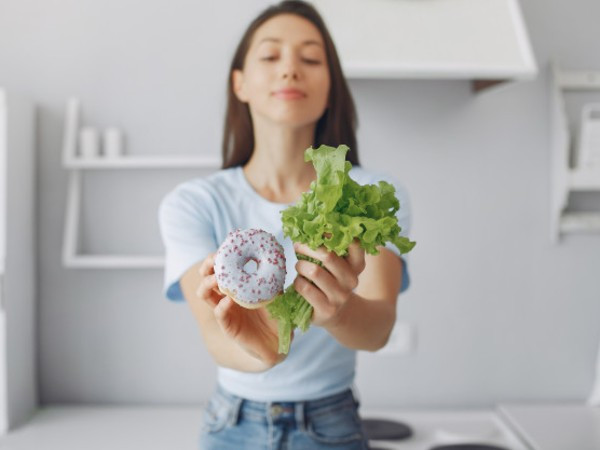 Bữa sáng lý tưởng của bạn nên chứa từ 500 đến 600 calo, bao gồm các chất dinh dưỡng như carbohydrate, protein, chất chống oxy hóa, chất béo lành mạnh, vitamin và khoáng chất. Những chất dinh dưỡng này sẽ giúp bạn giảm cân.