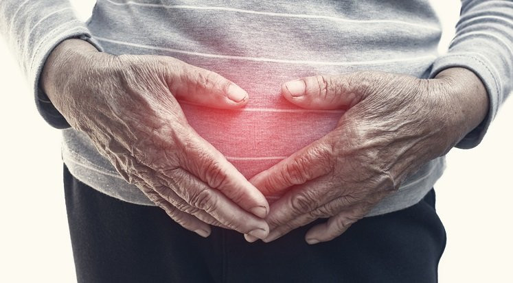 Đối với người cao tuổi, bên cạnh các triệu chứng bệnh điển hình ở trên còn có nhiều khả năng lâm vào tình trạng lú lẫn, mê sảng hoặc thay đổi hành vi như bồn chồn, lo lắng, ảo giác, chán ăn,...Một số biểu hiện không điển hình khác có thể là bí tiểu hoặc tiểu không tự chủ, nước tiểu rỉ ra thường xuyên. Ảnh: CSS.