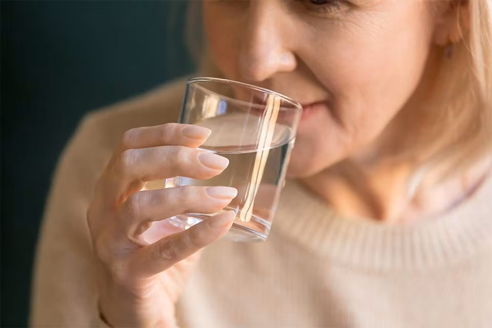 Chia sẻ trên báo Sức khỏe &amp; Đời sống, bác sĩ cho biết thêm, nguyên tắc vàng trong điều trị và ngăn ngừa nhiễm trùng đường tiết niệu là uống nhiều nước (trên 2 lít/ngày) và không được nhịn tiểu lâu; điều trị các hội chứng rối loạn tiêu hóa, đặc biệt là táo bón...Ảnh: PFM.