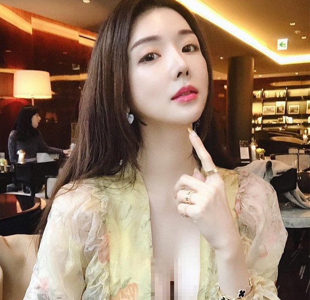 Ngoài ra, cô còn yêu thích kiểu áo họa tiết hoa nhẹ nhàng, bồng bềnh.