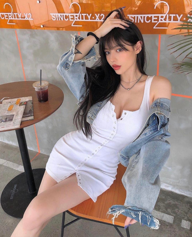 Nhờ vẻ ngoài gợi cảm, cô tự tin lăng xê nhiều xu hướng hot.