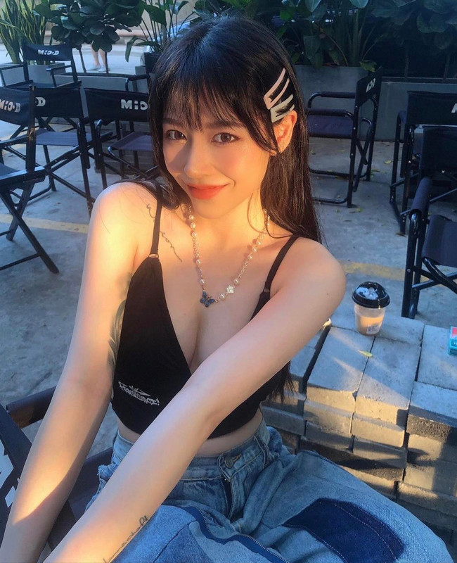 Street style của Dinonoz nhận được nhiều lời khen ngợi vì cân bằng được vẻ cá tính lẫn nữ tính.