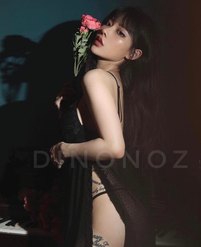 Trái ngược với phong cách năng động ngoài đời thực, khi chụp ảnh nội y, người đẹp phô diễn tối đa vẻ ngoài quyến rũ, cuốn hút.