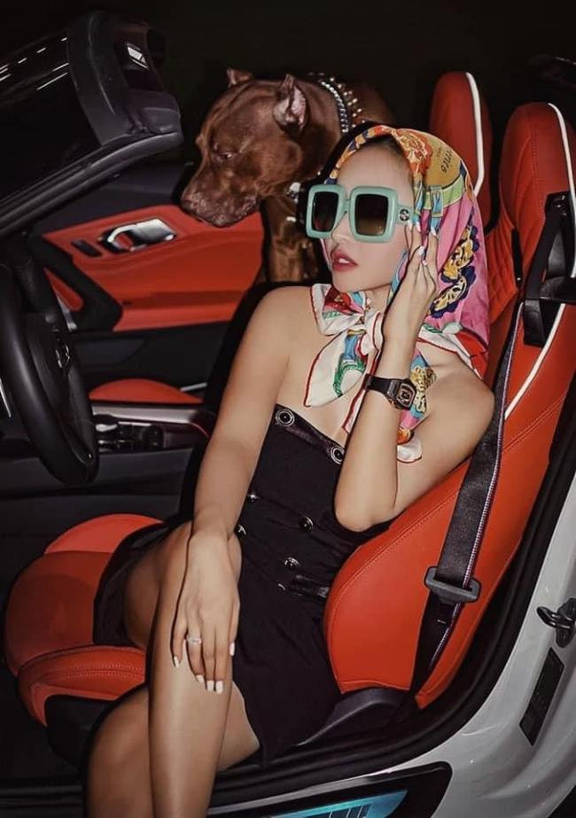 Hình ảnh của bà mẹ 2 con thường gắn liền với váy áo hàng hiệu đắt đỏ, sang chảnh.