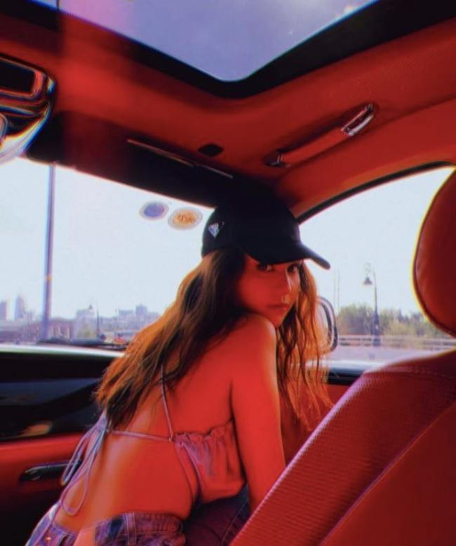 Ở khoảnh khắc đời thường, Ngọc Trinh chuộng trang phục năng động hơn.