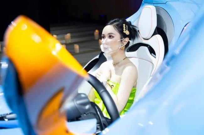 Cô thường xuyên xuất hiện bên những chiếc siêu xe đắt đỏ với những concept thời trang ấn tượng.