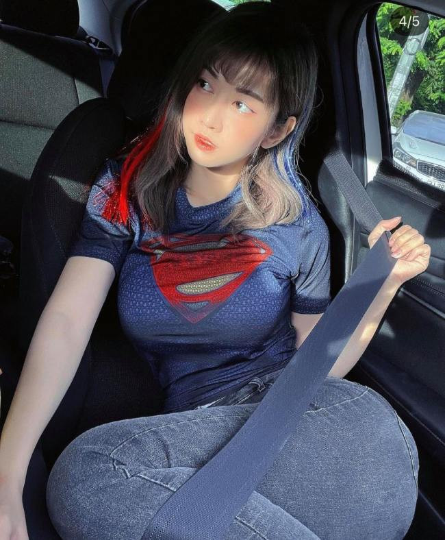 Dù mặc đồ basic hay trang phục gợi cảm, cô đều pose những dáng tôn đường cong hình thể hút mắt.