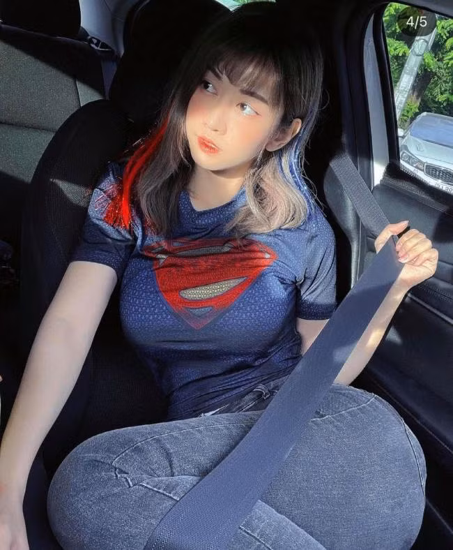 Dù mặc đồ basic hay trang phục gợi cảm, cô đều pose những dáng tôn đường cong hình thể hút mắt.